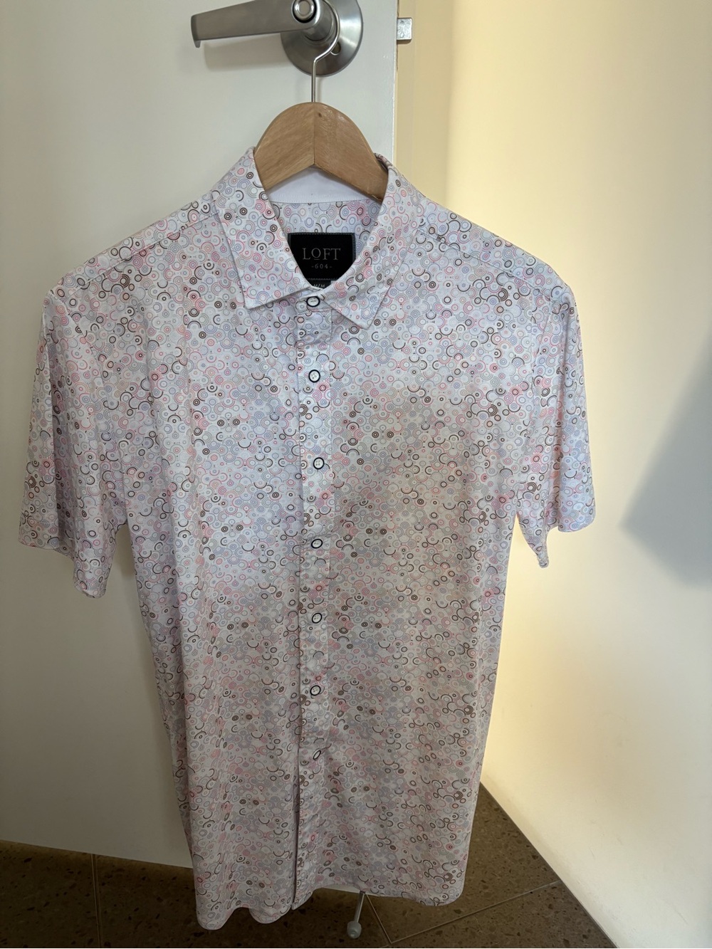 LOFT Men Short Sleeve Button-Down Shirt in Pink and White Geometric Print